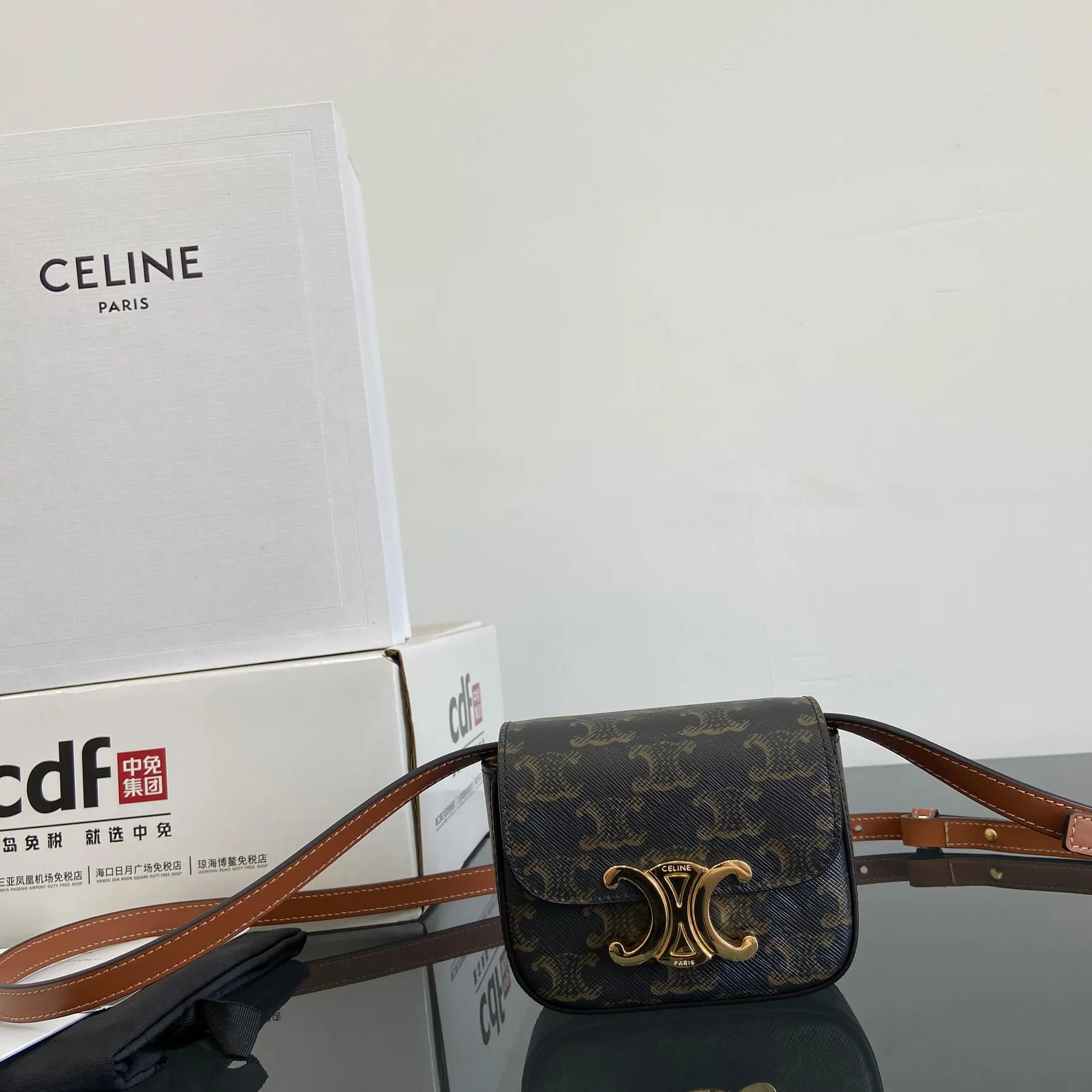 CELINE Claude Mini Triomphe 斜挎包 11×4×8cm
