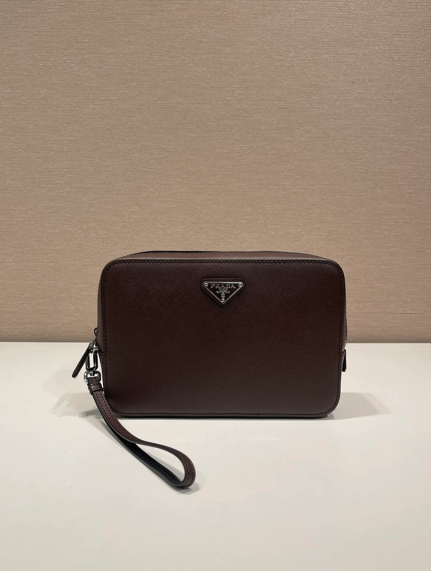 普拉达 Saffiano 手拿包 2VF017 23.5x15.5x6.5cm