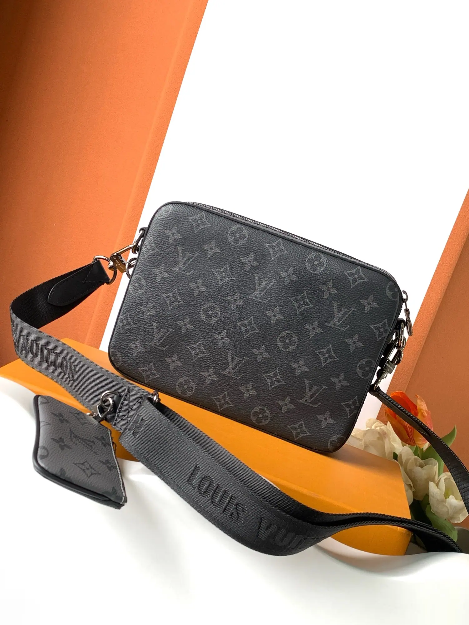 MB 路易威登 Trio 邮差包 Monogram Eclipse M69443 25x18.5x7cm
