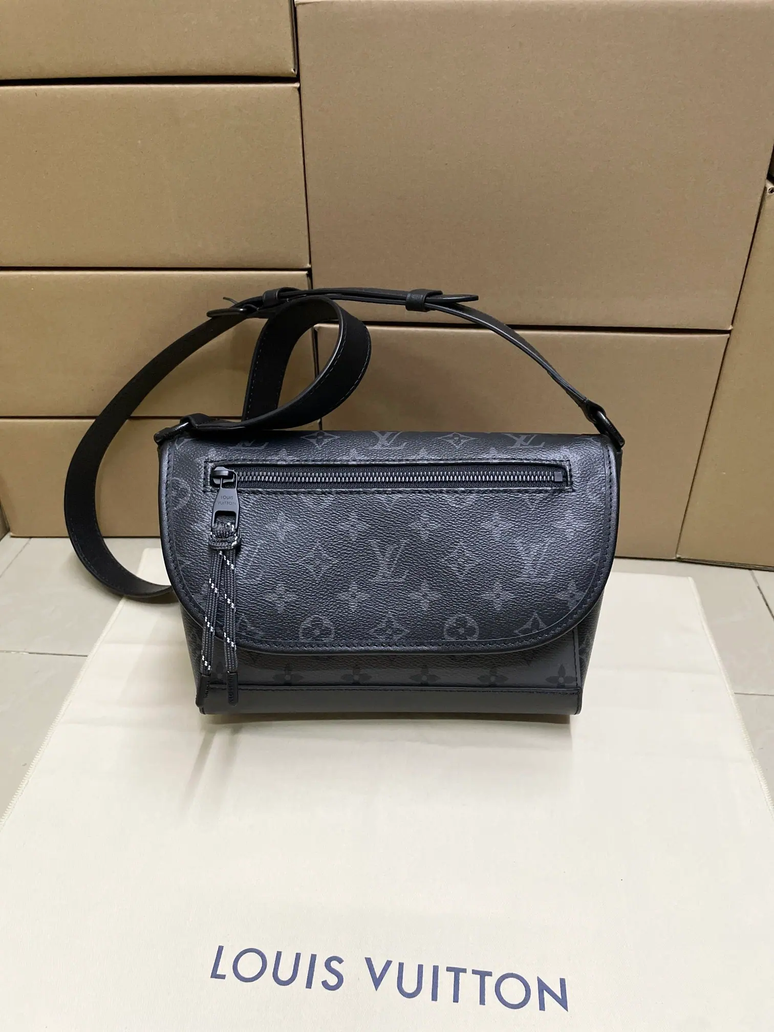 路易威登 Pulse Messenger 斜挎包 单肩包 M12681 26.6*17*11CM
