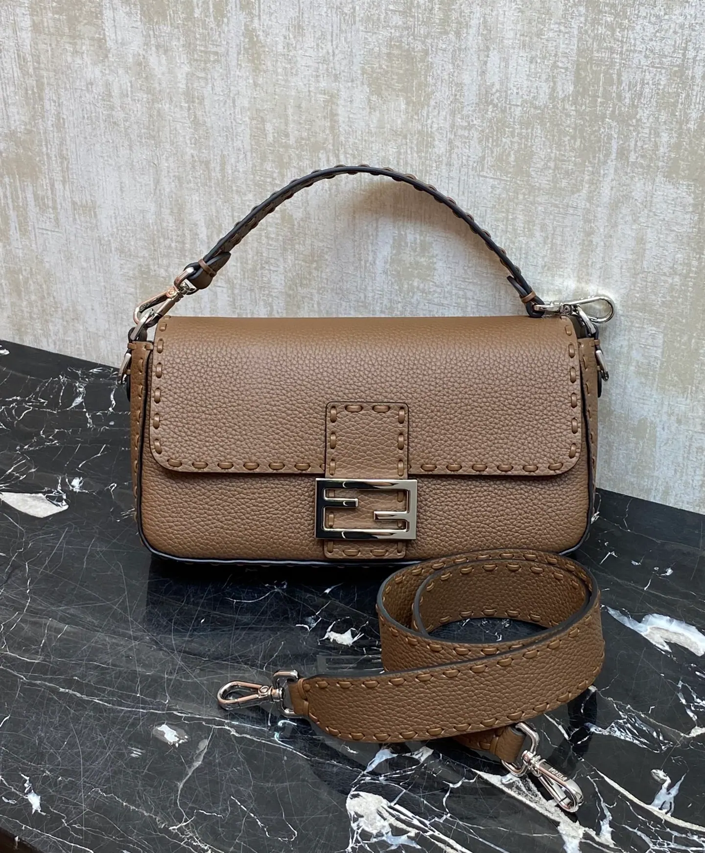 芬迪 Baguette 中号手袋 8BR600 27-6-15 cm