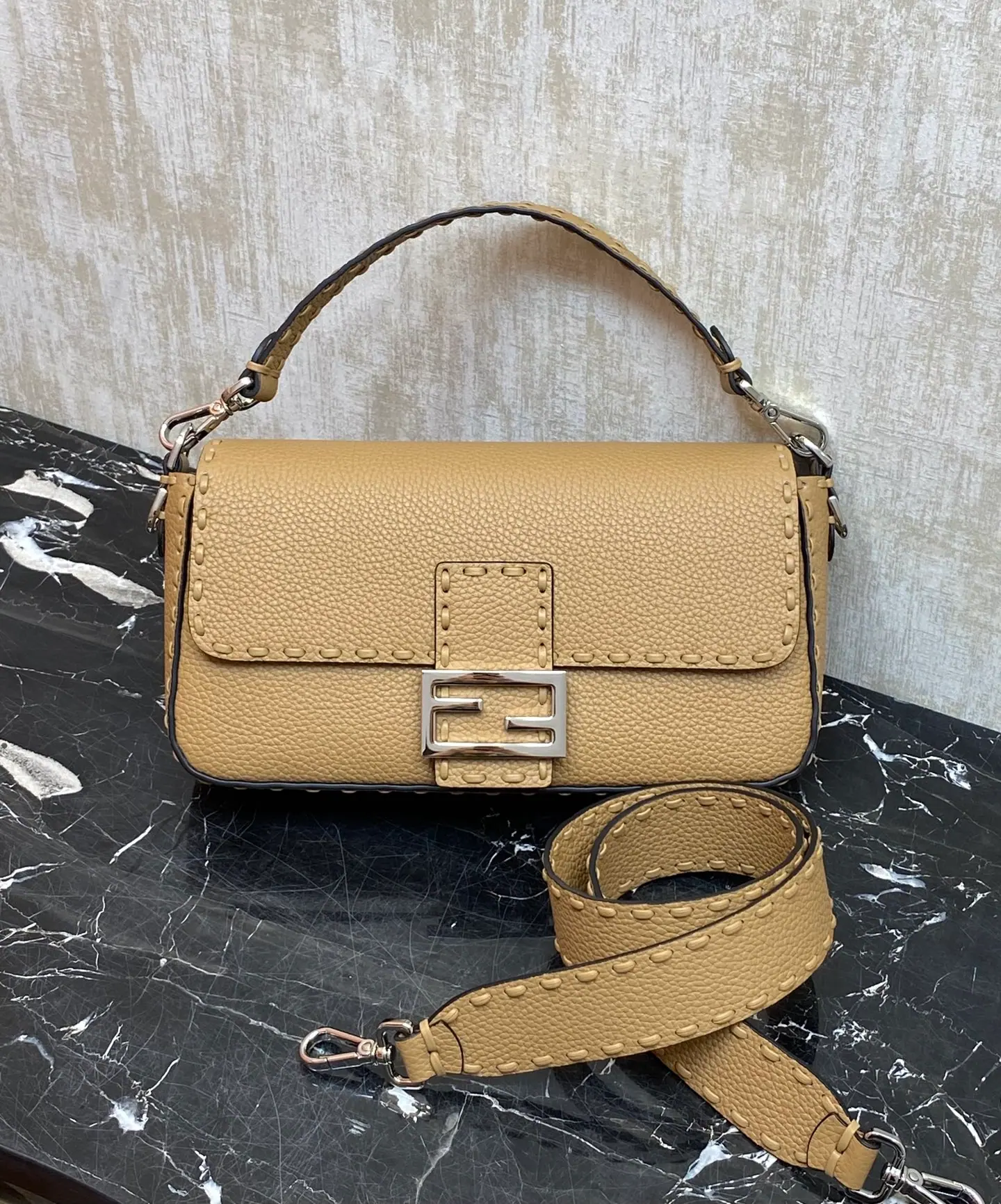 芬迪 Baguette 中号包 8BR600 27-6-15 cm