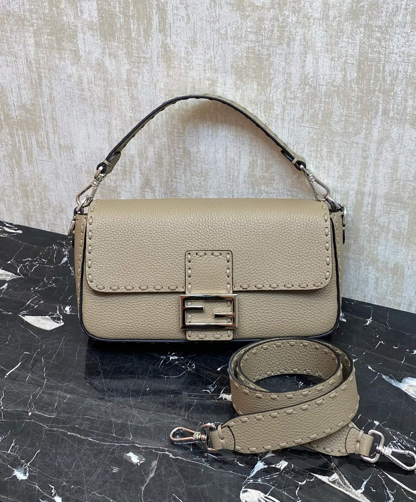 芬迪 Baguette 中号包 8BR600 27-6-15 cm