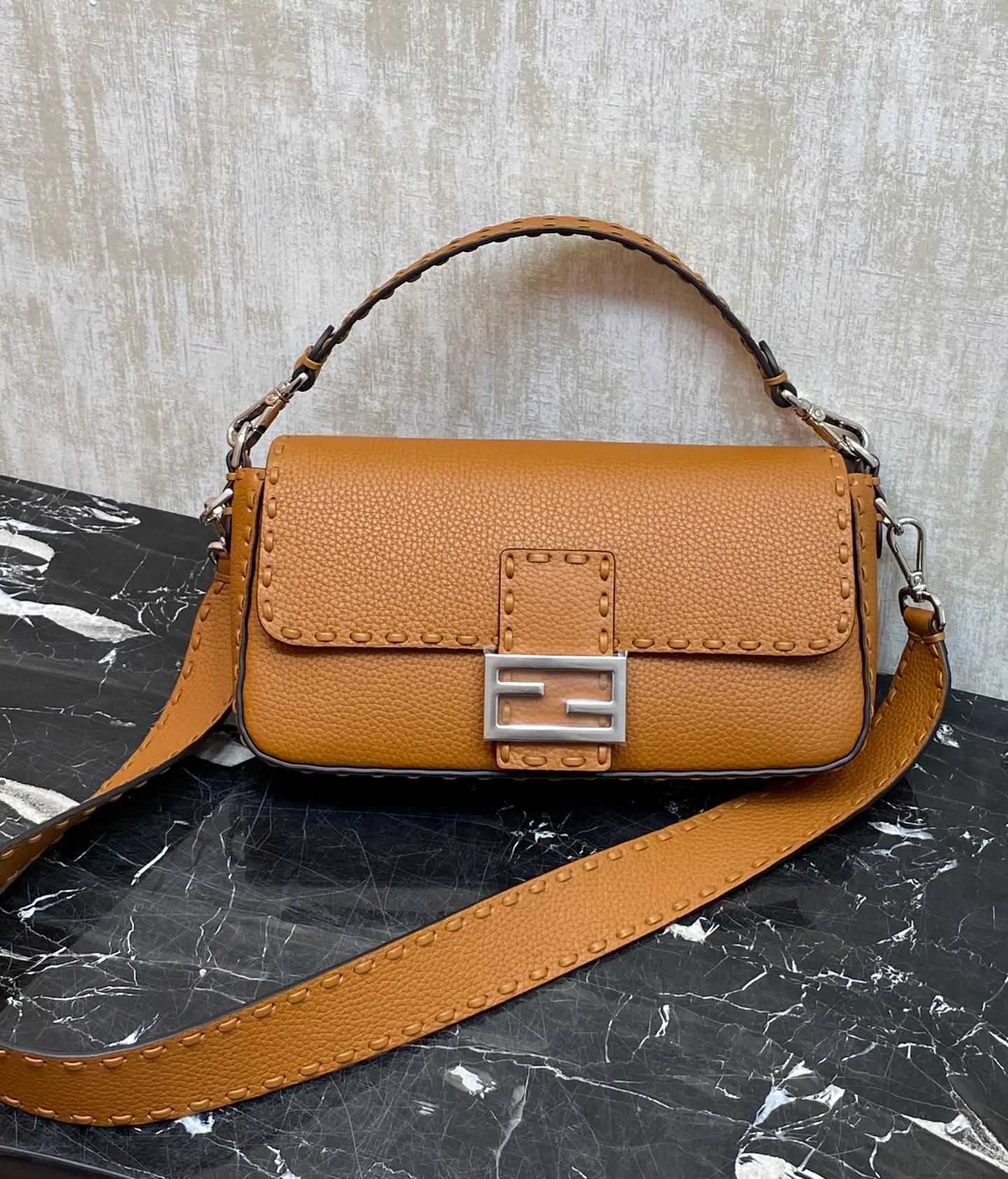 芬迪 Baguette 中号包 8BR600 27-6-15 cm