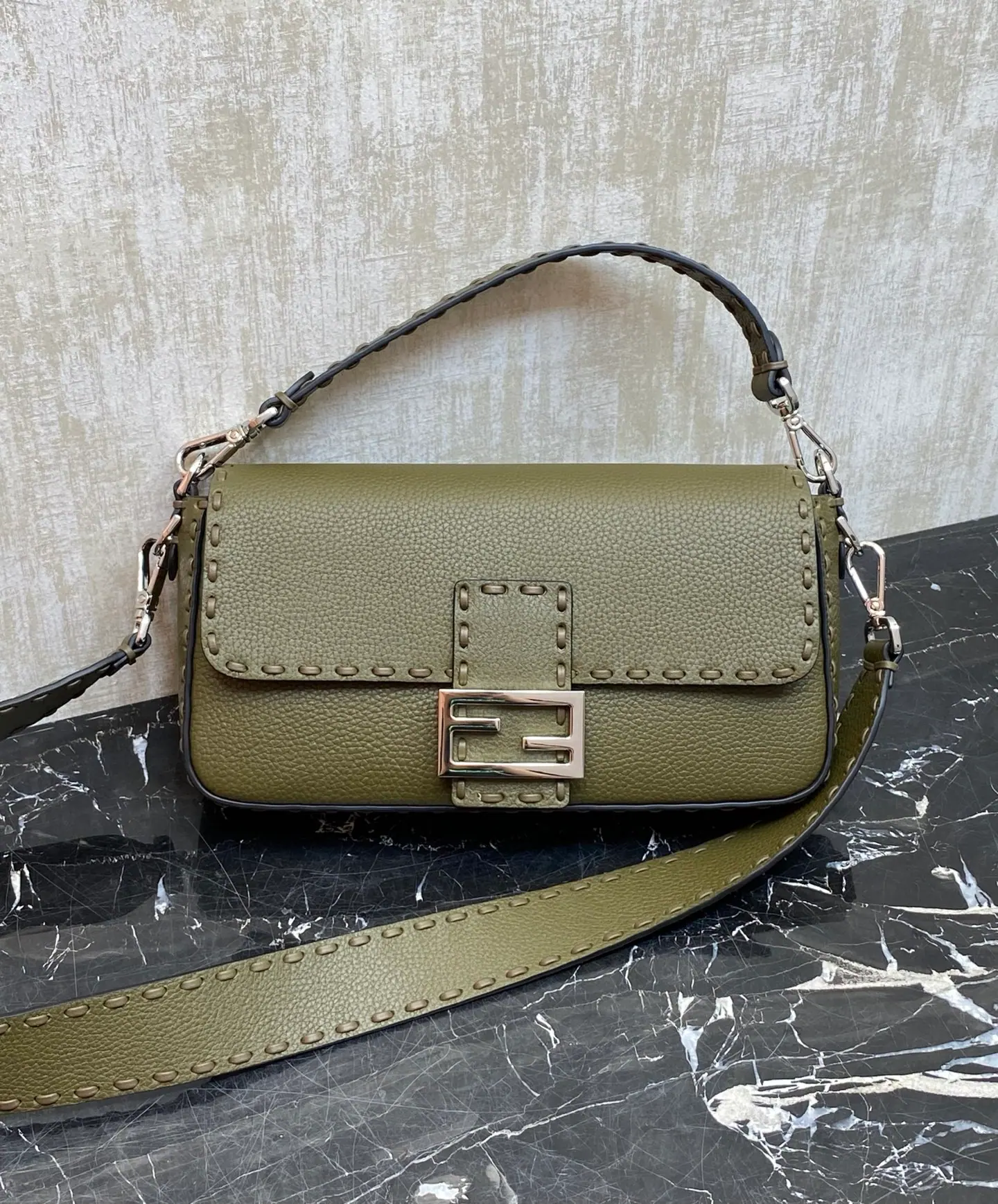 芬迪 Baguette 中号包 8BR600 27-6-15 cm