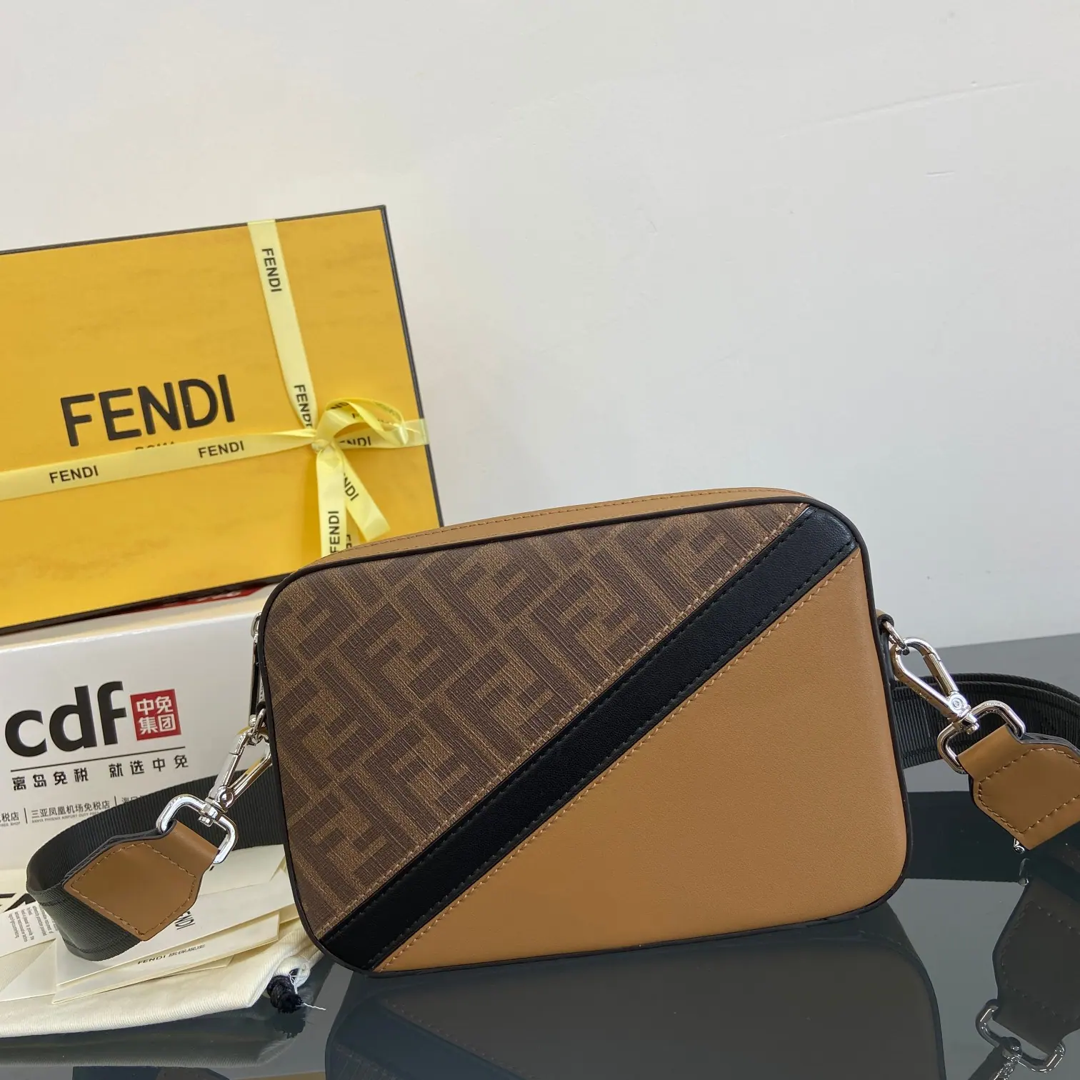 Fendi FF图案织物平底收纳袋 22 x 15.5cm