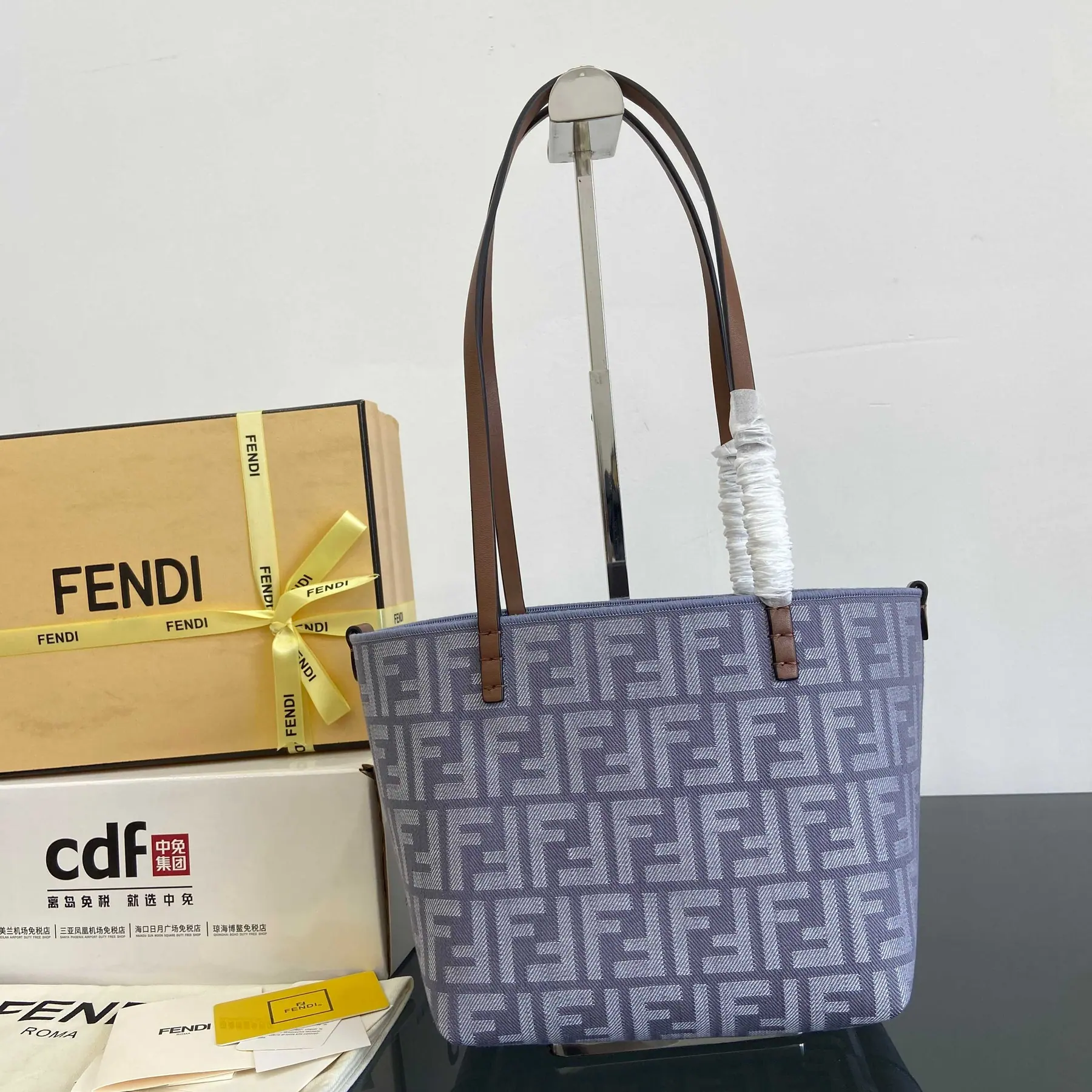 Fendi 小号 Roll 可翻转购物包 8BH424 19.5cm·15cm·:23cm·