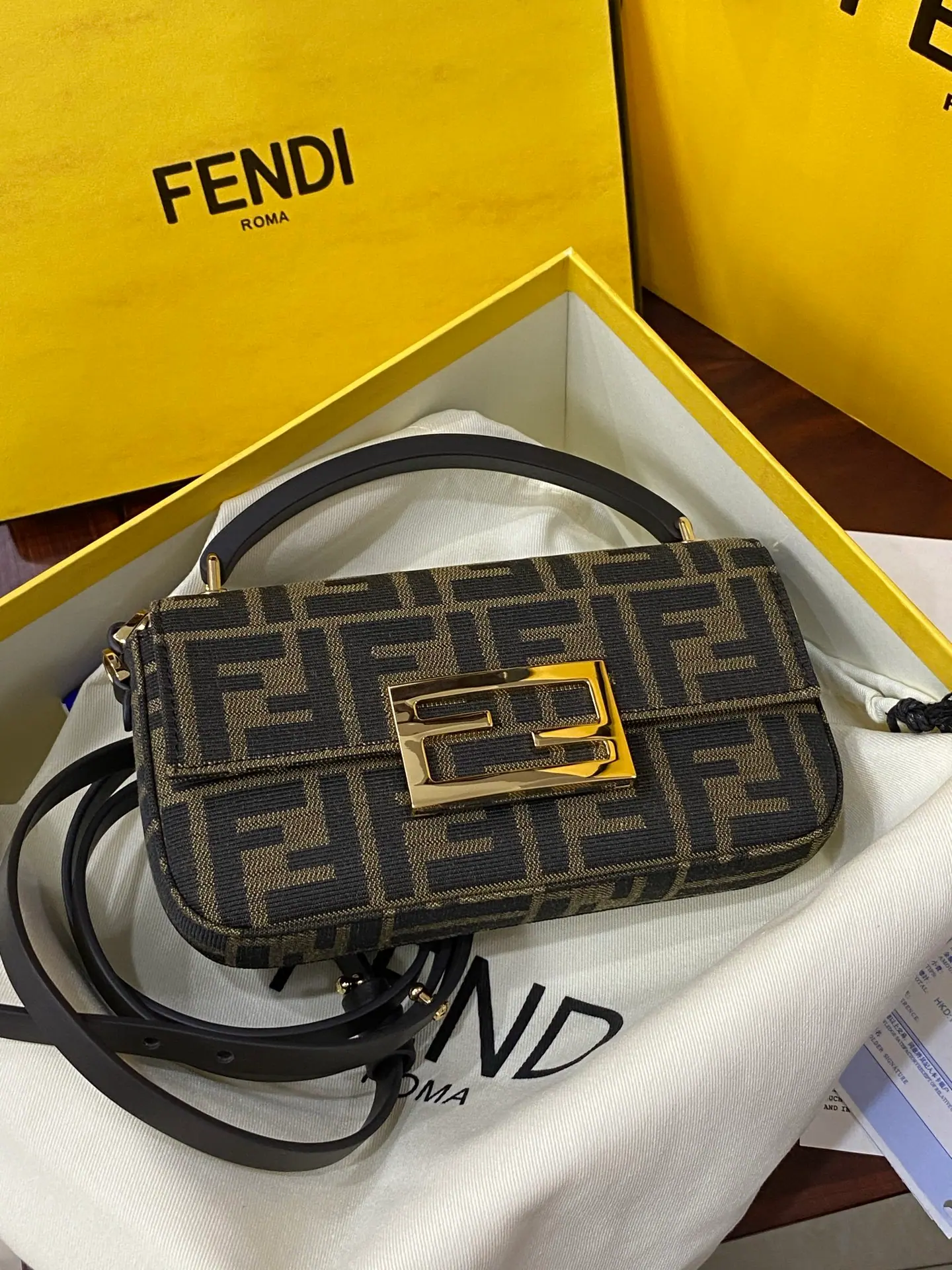 FENDI 芬迪 Baguette 手机包 7AS142 20X11X3cm