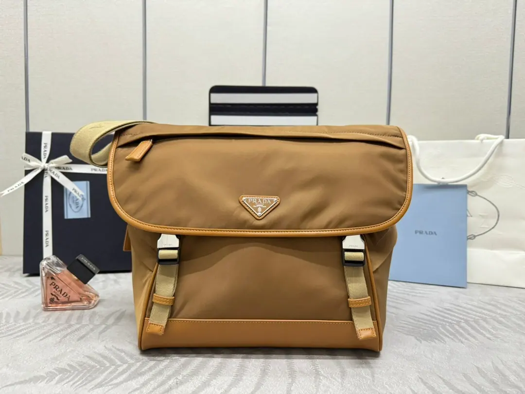 普拉达 Re-Nylon 邮差斜挎包 2VD052 28.5×30×14.5cm