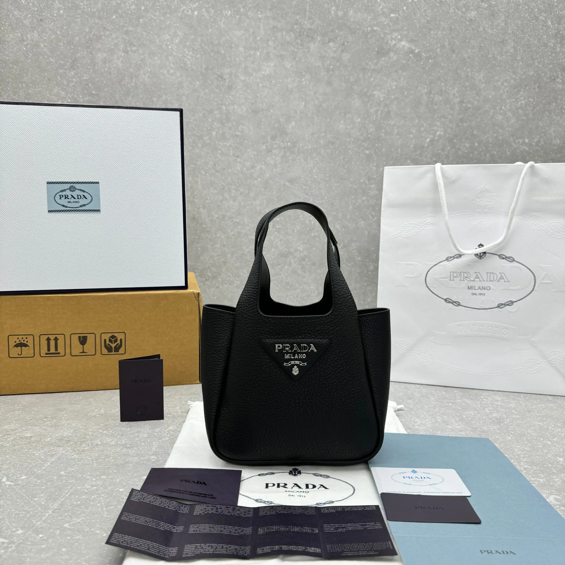 普拉达皮革迷你包 1BA349 19cmx18cmX10cm