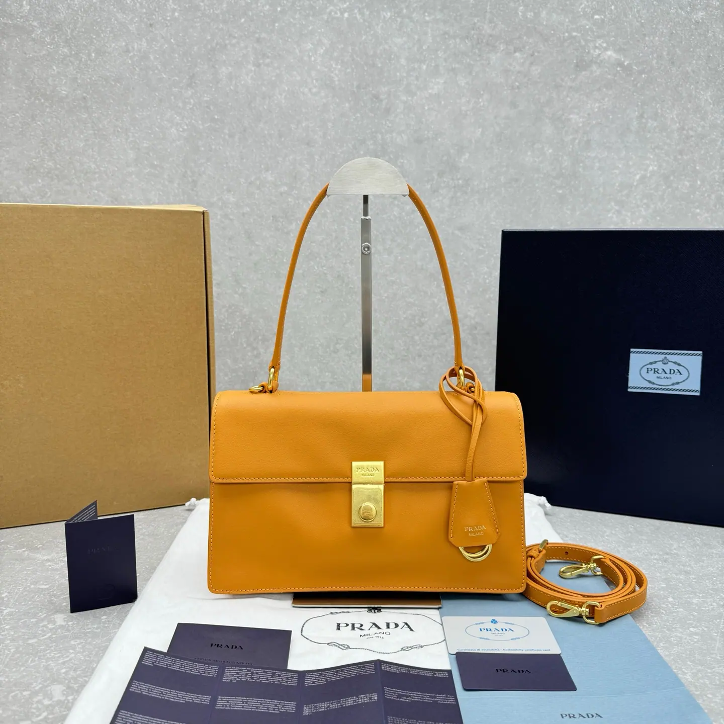 Prada 柔软声感单肩包 28×9×17cm