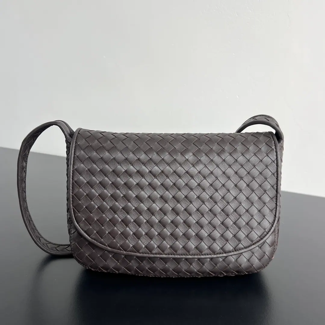Bottega Veneta Veneto 翻盖斜挎包 843836 26x18.5x5cm