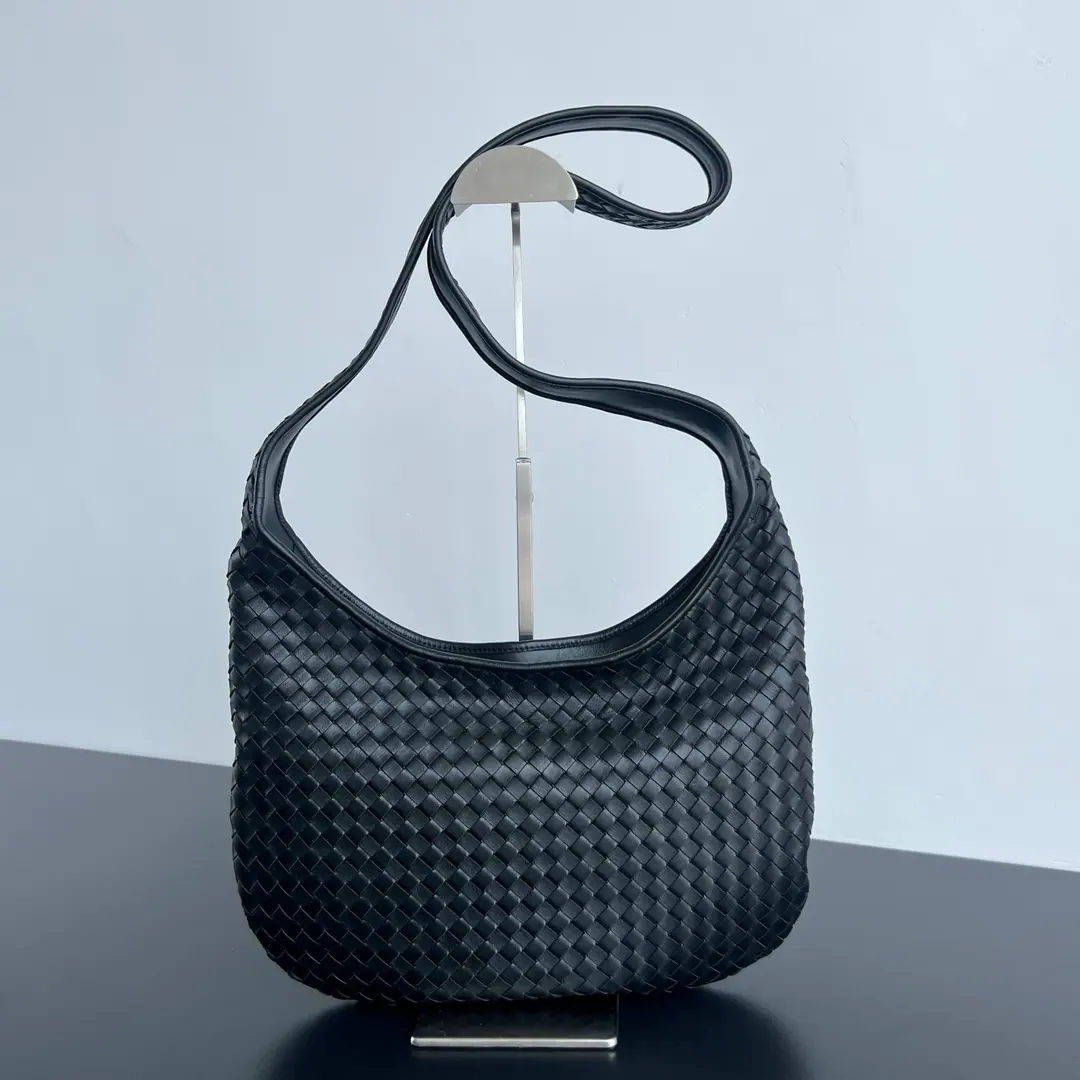 BOTTEGA VENETA 小号贝内托 826877 38x24x2cm 肩带 50cm