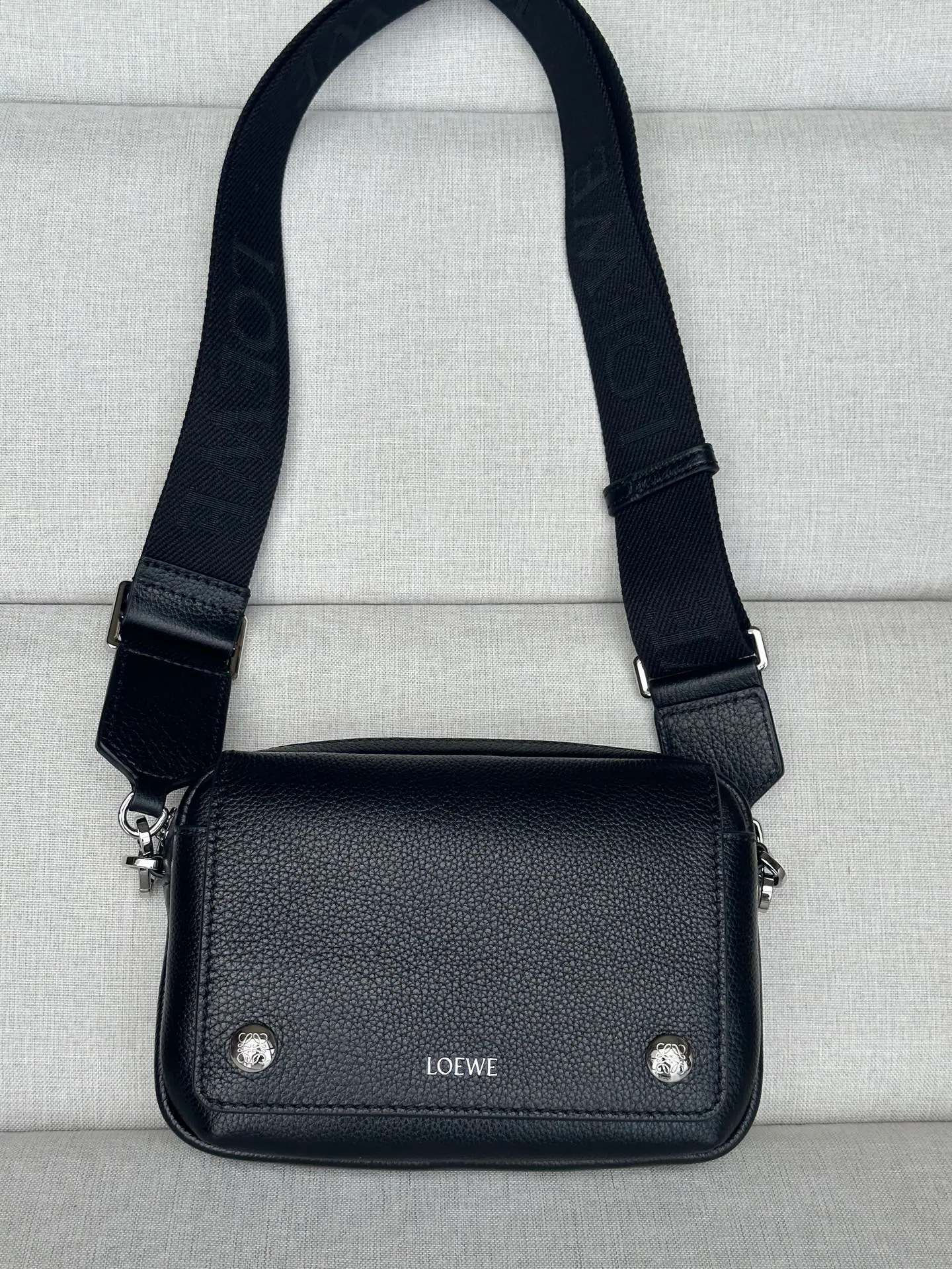 罗意威 - Small Pebble 牛皮邮差包 20*6*12.5cm