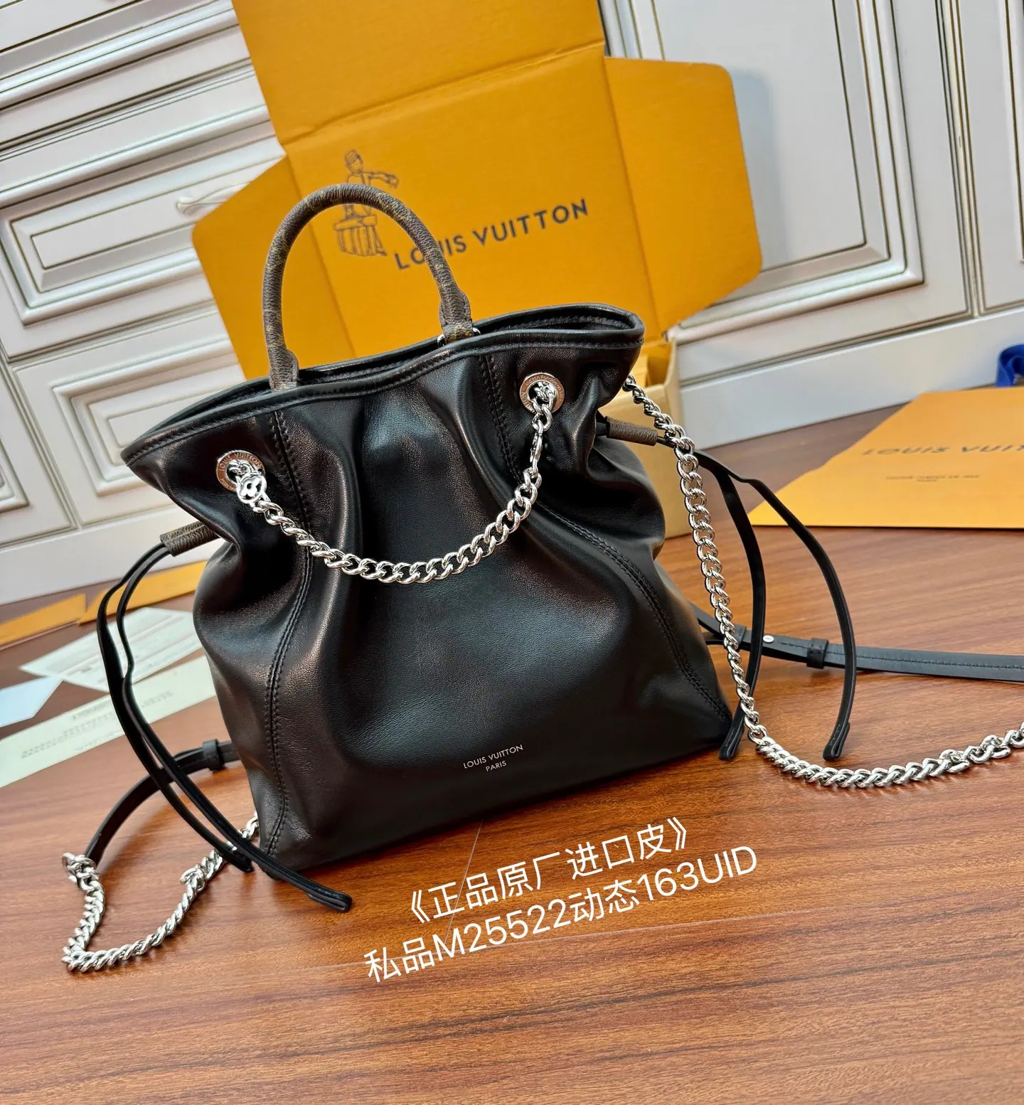 M25522 Off Duty 休闲风双肩包 Vib 24x25x10CM
