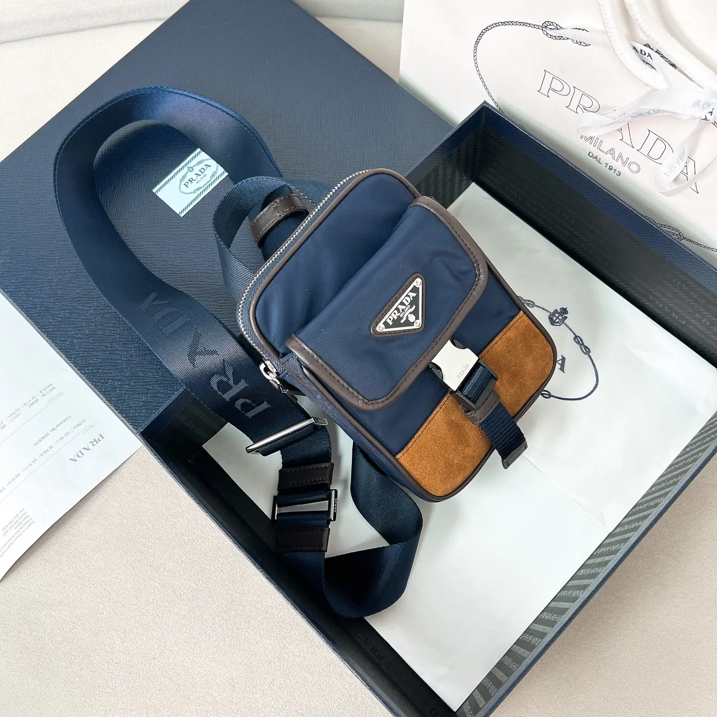 普拉达 FW25 男女通用 Saffiano 手机斜挎包 2ZH194 11.5x17x4.5cm