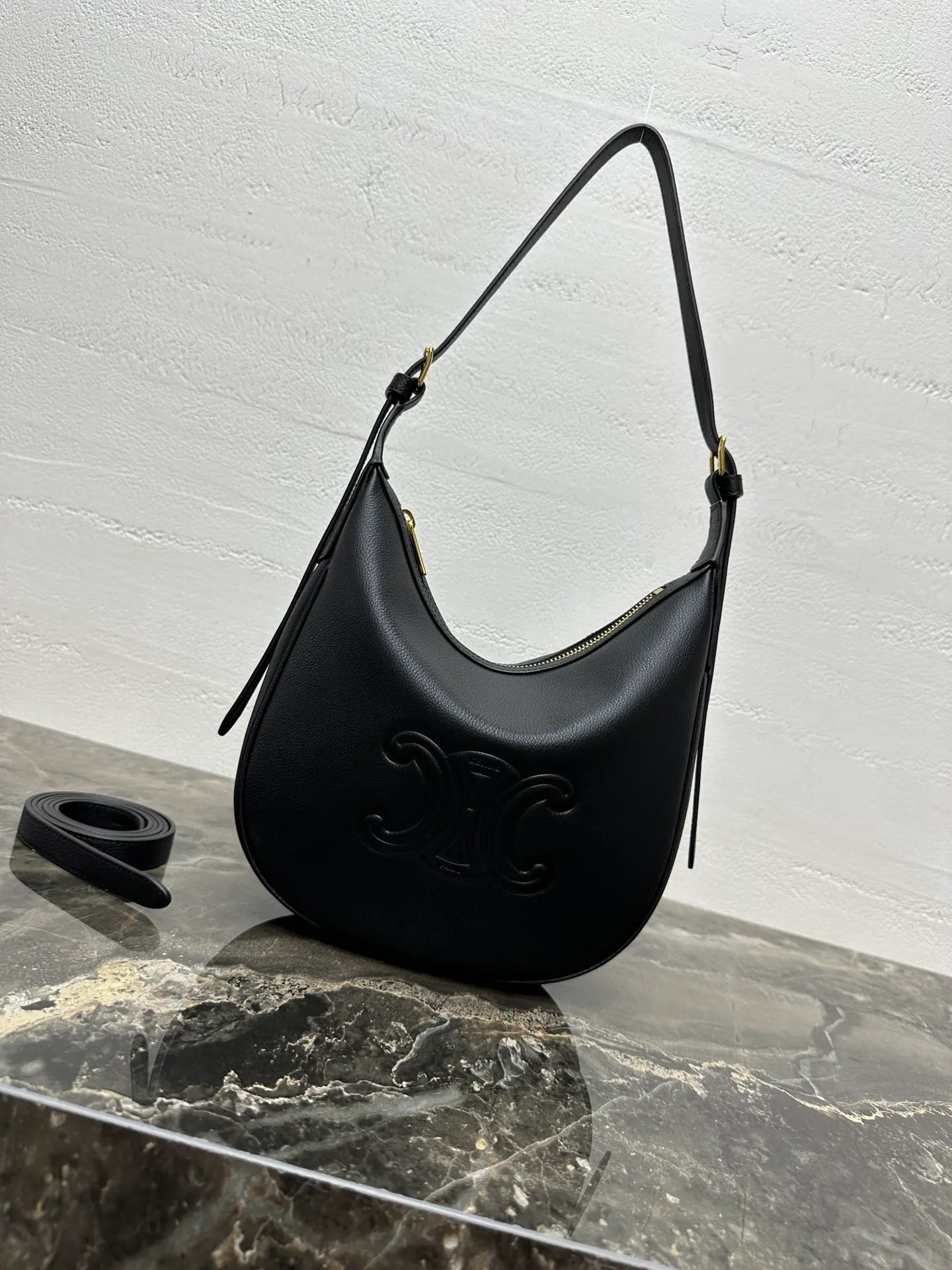 Celine 小号 Éloïse Triomphe 包｜柔软小牛皮｜单肩包 24 x 21 x 7cm