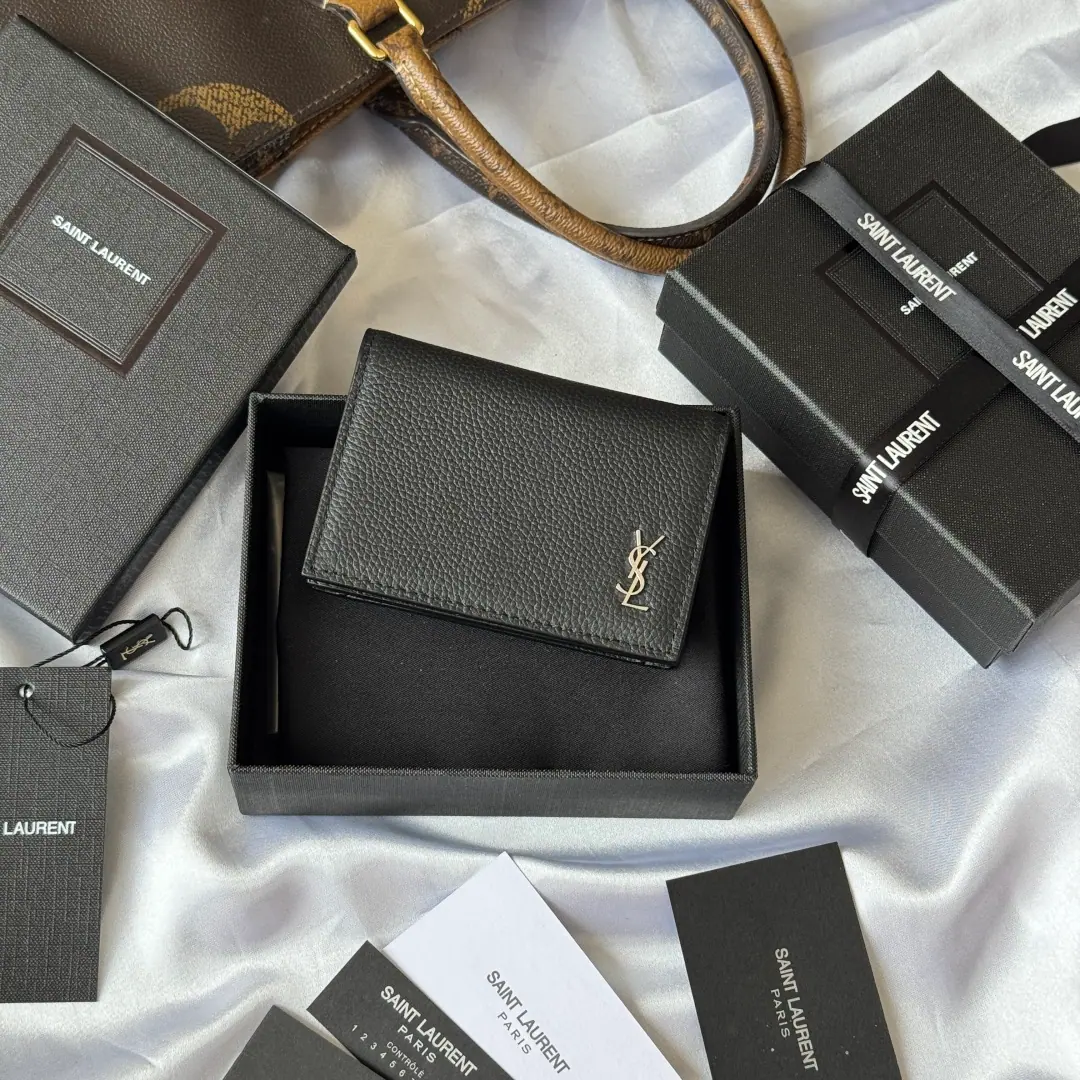 Saint Laurent Cassandre Shadow 粒面皮革零钱包
