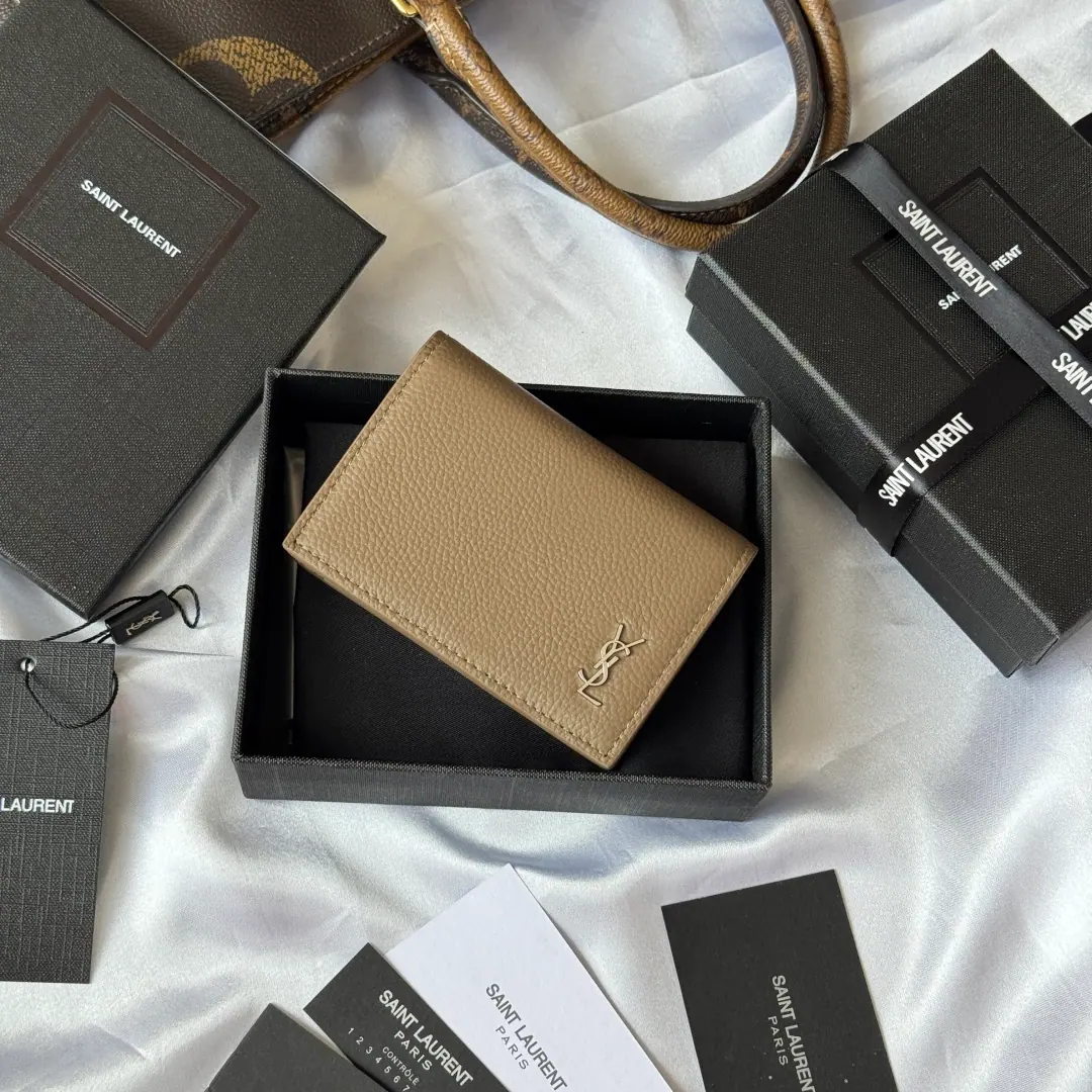 Saint Laurent Cassandre Shadow 粒面皮革零钱包