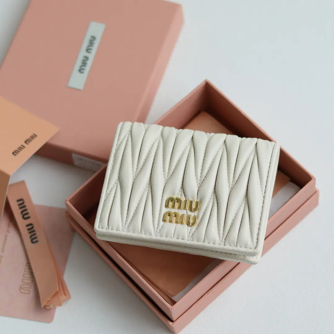 Miu Miu 标志字母卡包