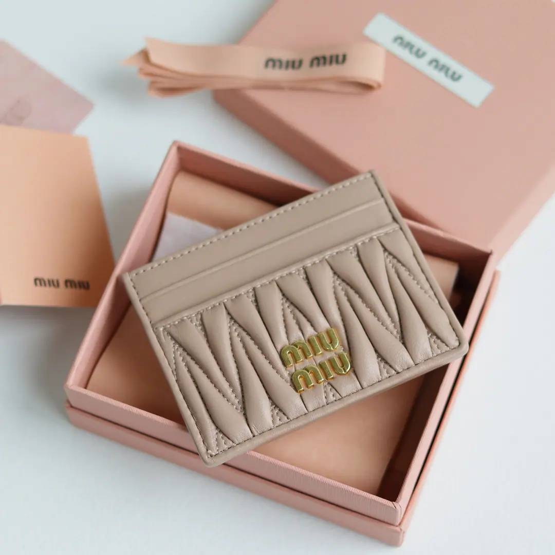 Miu Miu 标志字母卡包