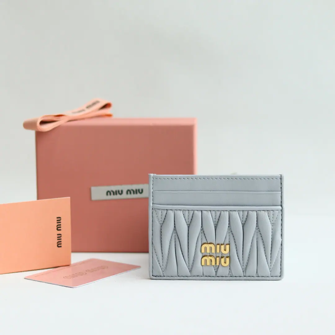Miu Miu 标志字母卡包
