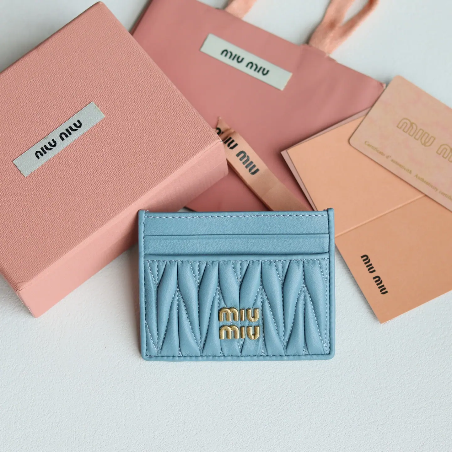 Miu Miu 标志字母卡包