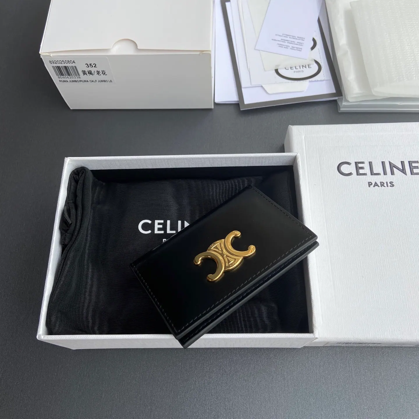 Celine 漆亮小牛皮 Triomphe 商务卡包