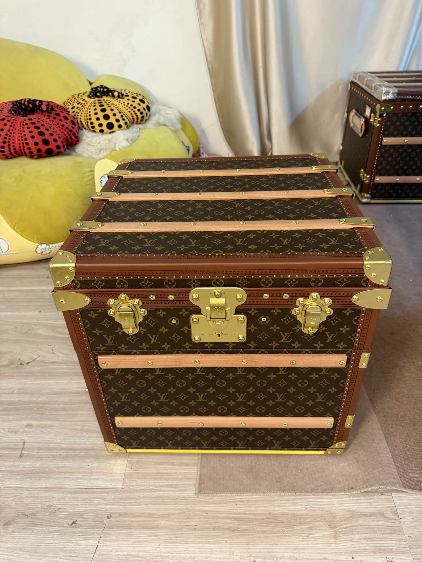 M10025 Courrier 玫瑰金色左侧 56.5 x 52 x 56.5 厘米