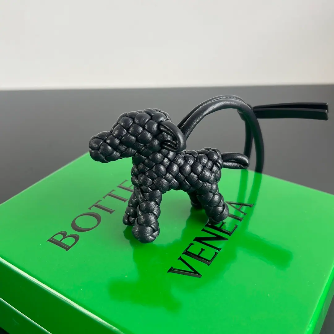 Bottega Veneta 狗狗吊饰配蝴蝶结