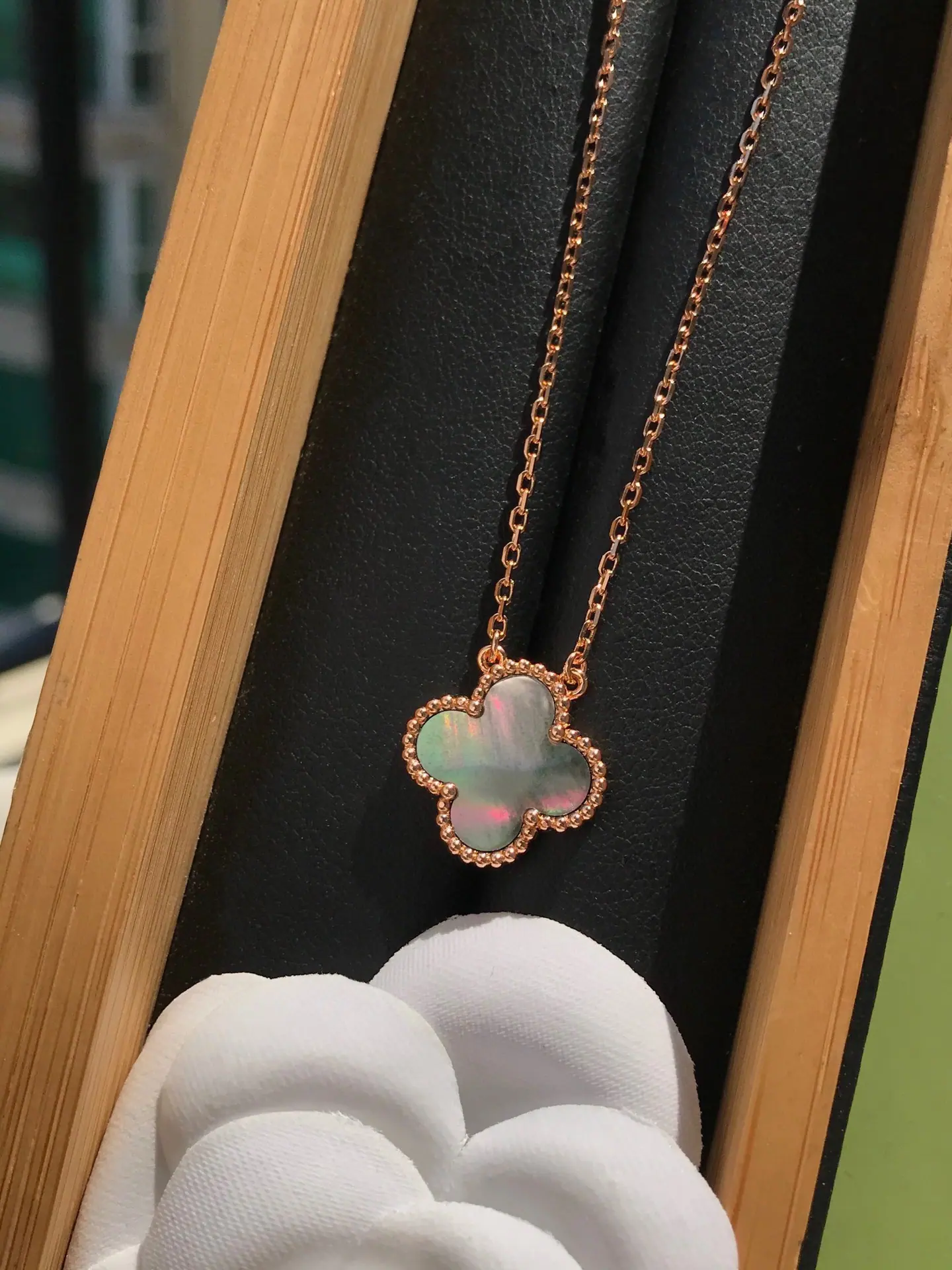 Van Cleef & Arpels 阿佩尔四叶幸运草吊坠