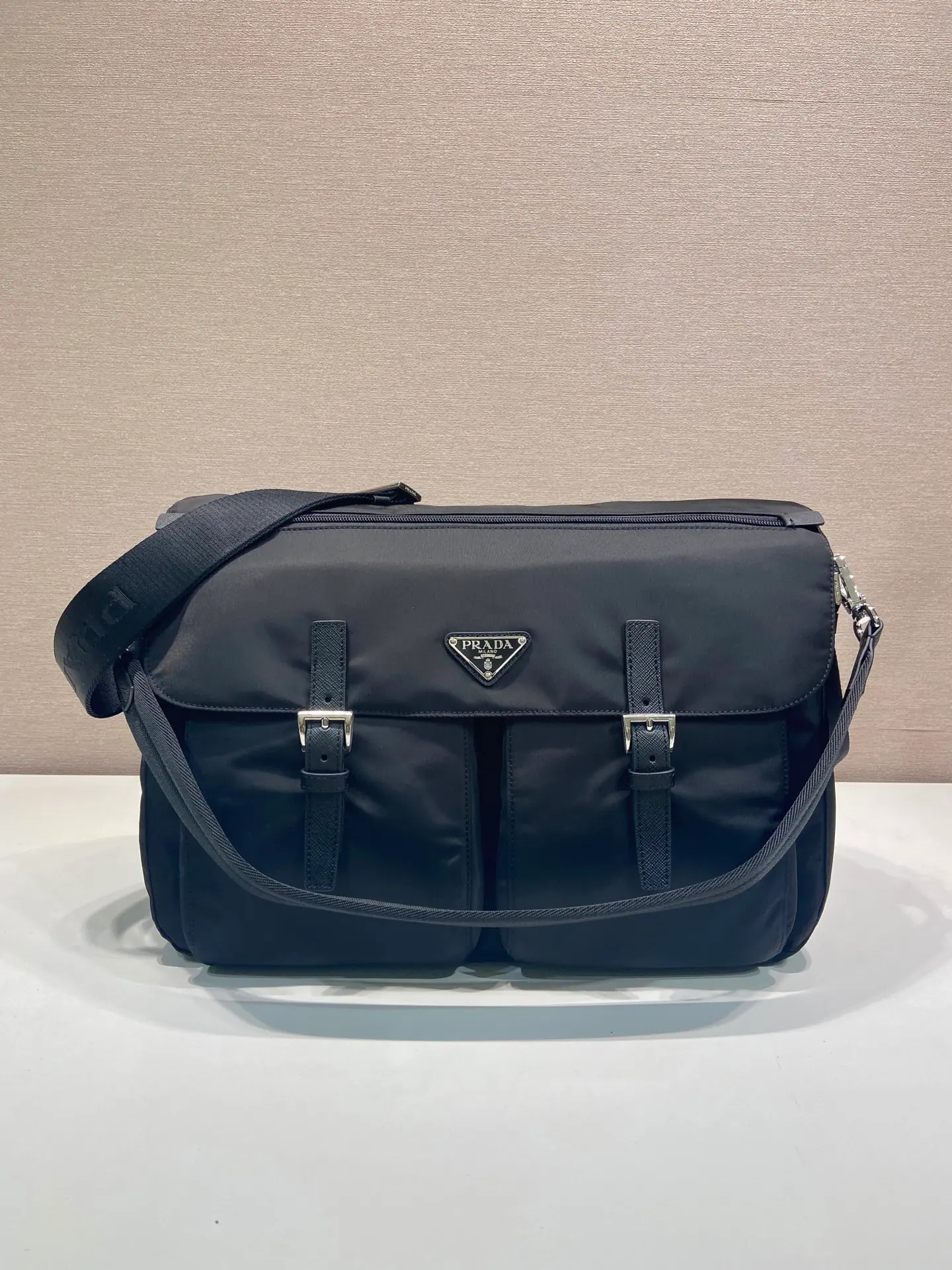 26FW Prada 黑色再生尼龙三角标志单肩包 2VD072 39x26x18cm