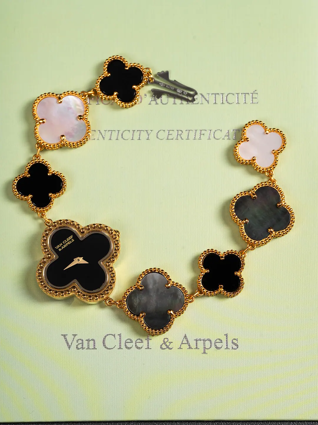 Van Cleef & Arpels 小号 Alhambra 腕表 27mm